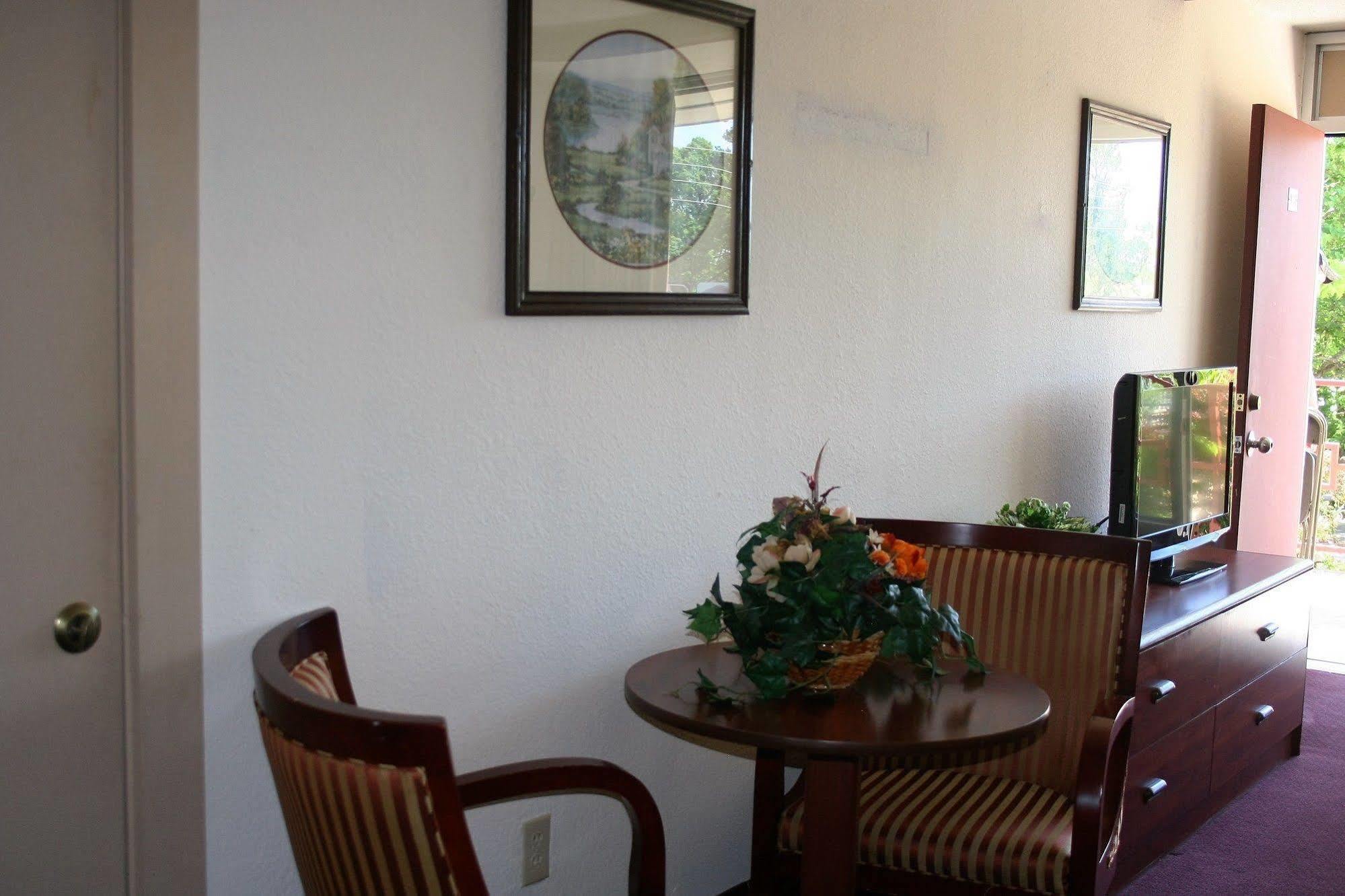 يوريكا سبرينغز Passion Play Road Inn - Formerly Statue Road Inn المظهر الخارجي الصورة